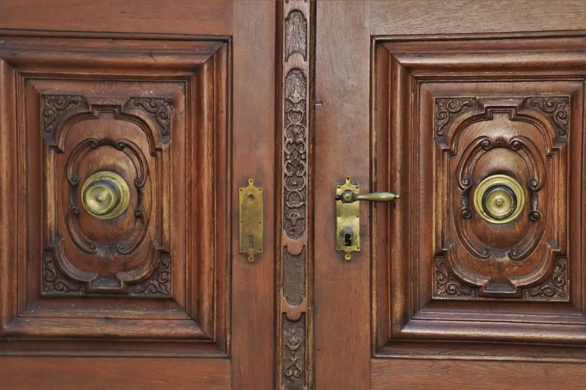 Puertas de madera tallada con pomos dorados. ¿Puede un usufructuario cambiar la cerradura de estas puertas?