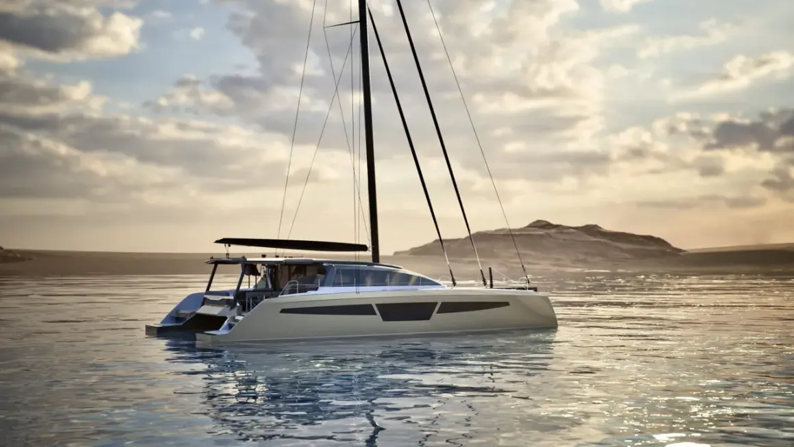 Catamarano moderno in navigazione, con le sue linee eleganti che suggeriscono grande velocità.