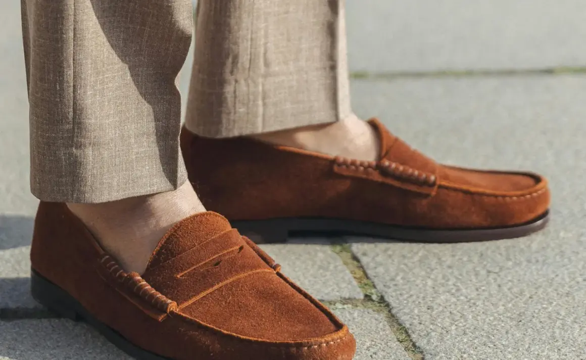 Chaussures marron en cuir suédé, un classique intemporel. Le nubuck vs suede, une question de texture pour un style décontracté.