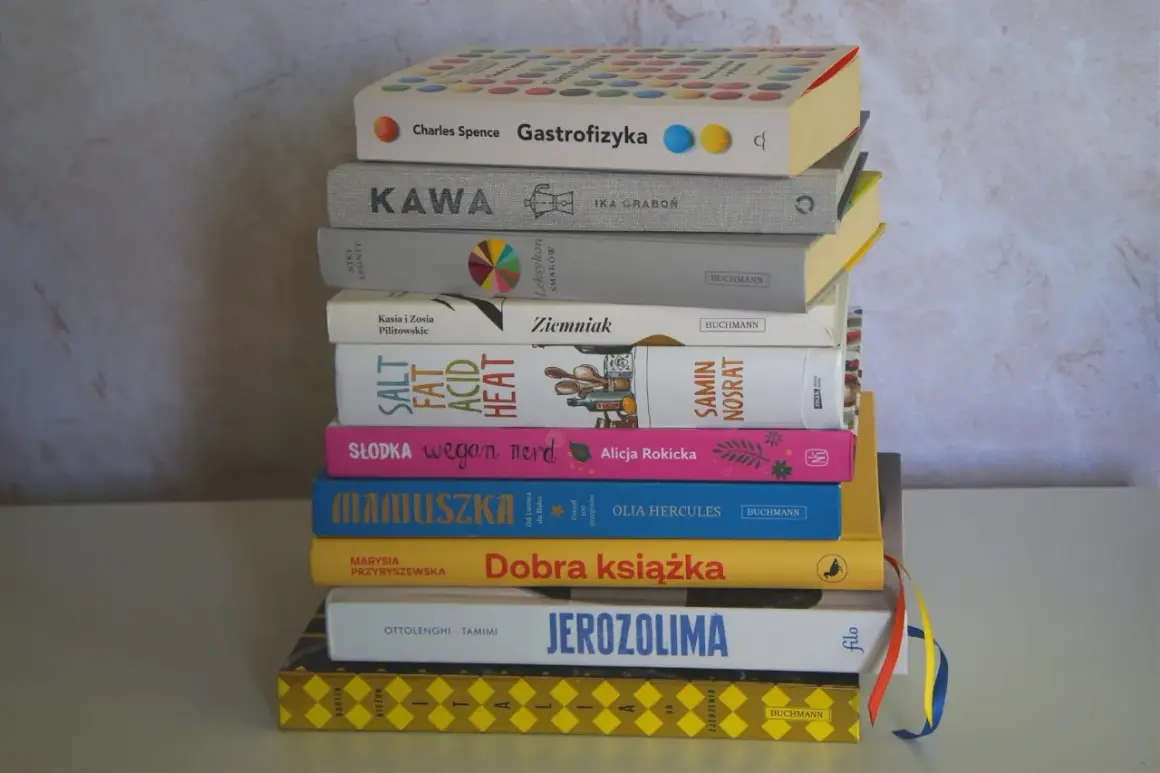 Stos najlepszych książek kucharskich: Gastrofizyka, Kawa, Leksykon Smaków, Słodka wegan nerd, Jerozolima i inne inspiracje.