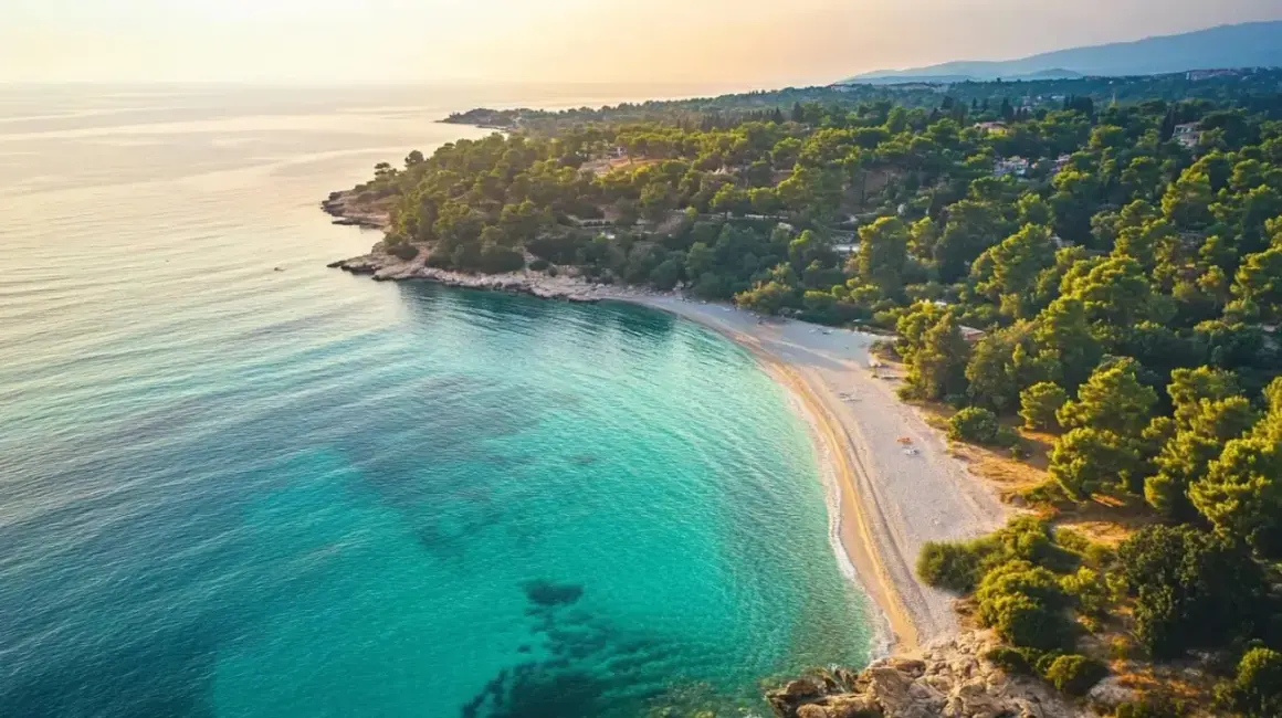 Piękna plaża i turkusowe morze, idealne na wakacje. Kemer Turcja atrakcje zachwycają!