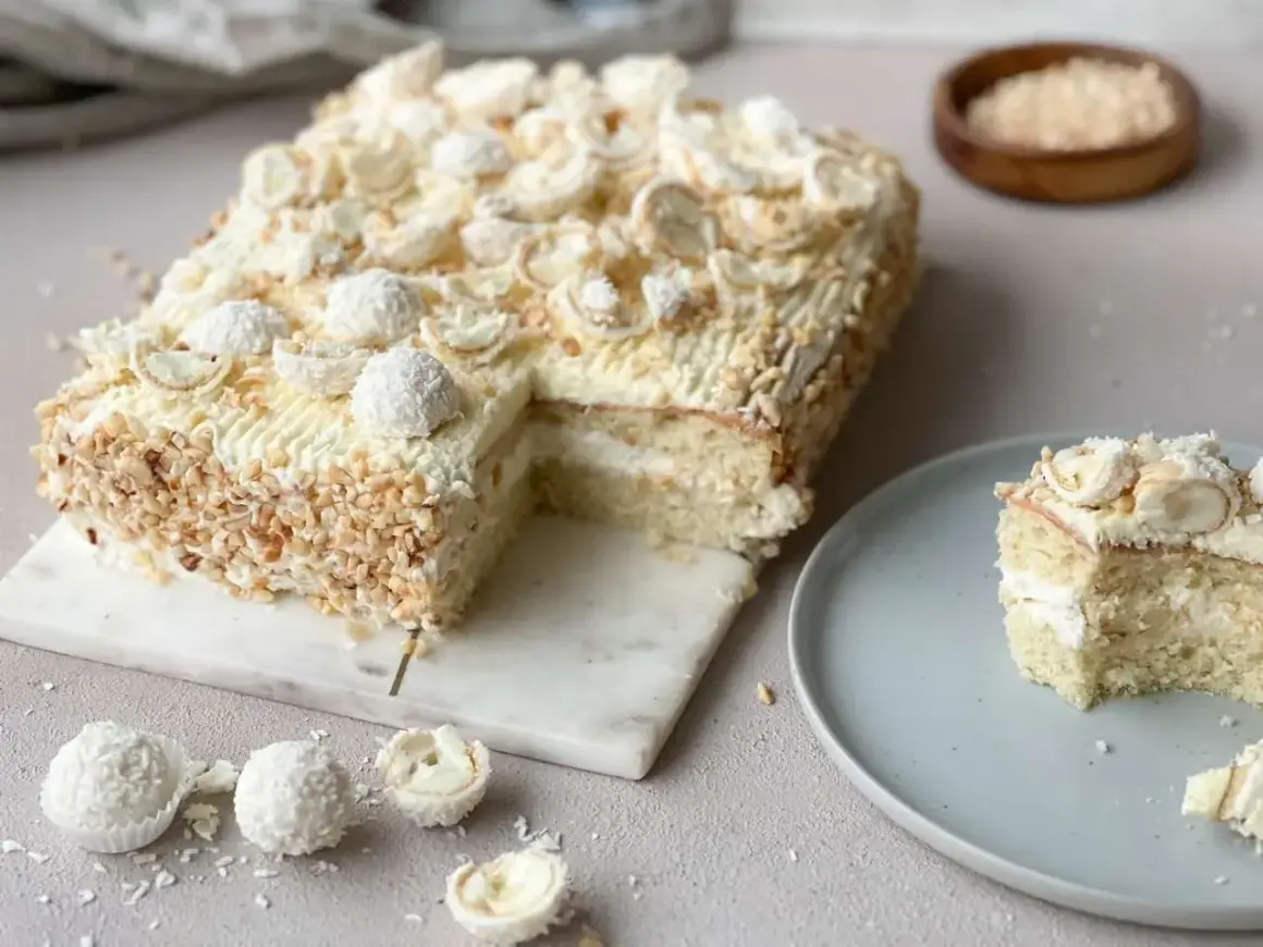 En vit chokladtårta med nötter och praliner. Ett perfekt tårta recept för alla tillfällen.