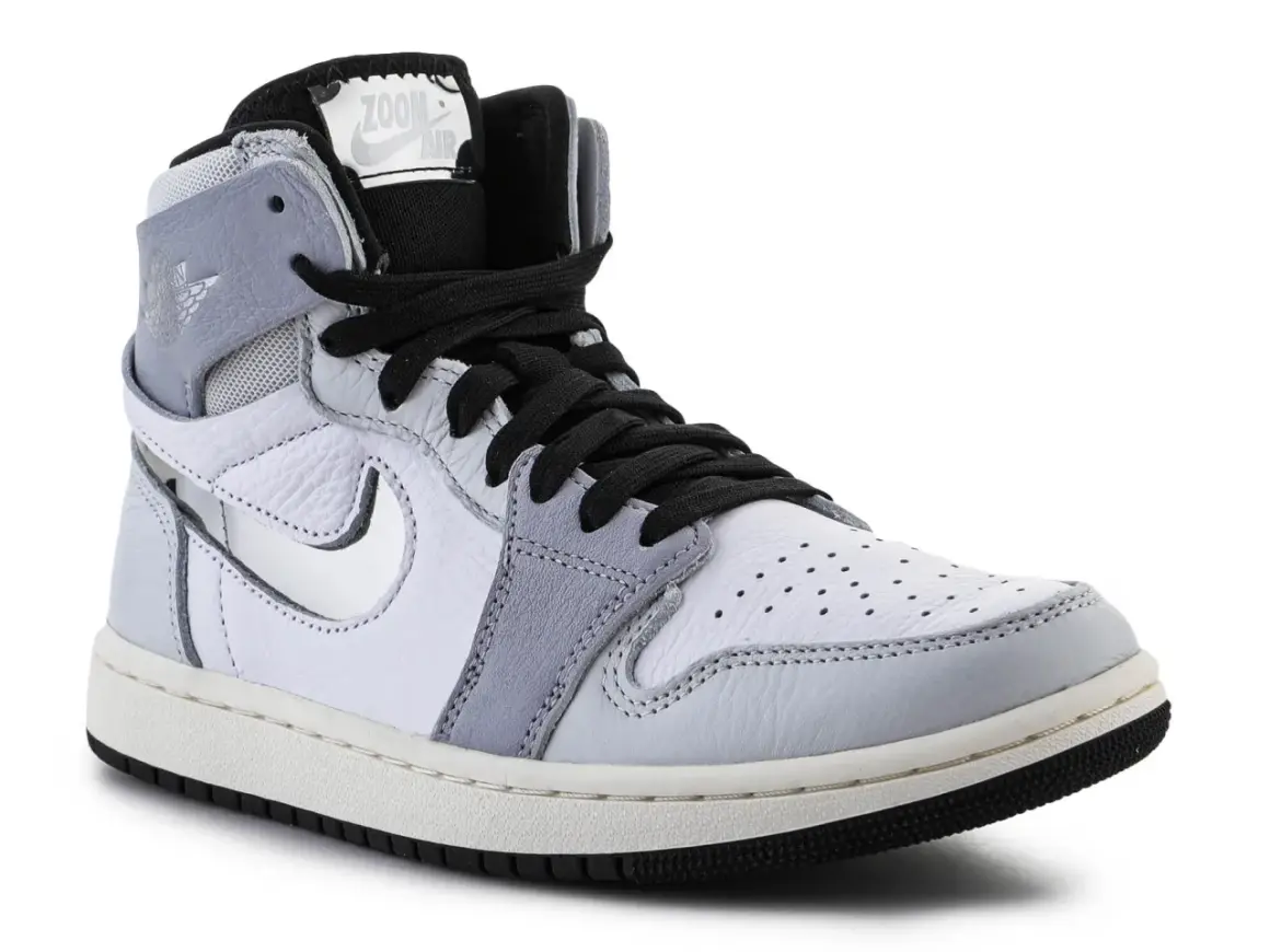 Biało-szare Jordan 1 Zoom z czarnymi sznurówkami i logo "ZOOM AIR" na języku.