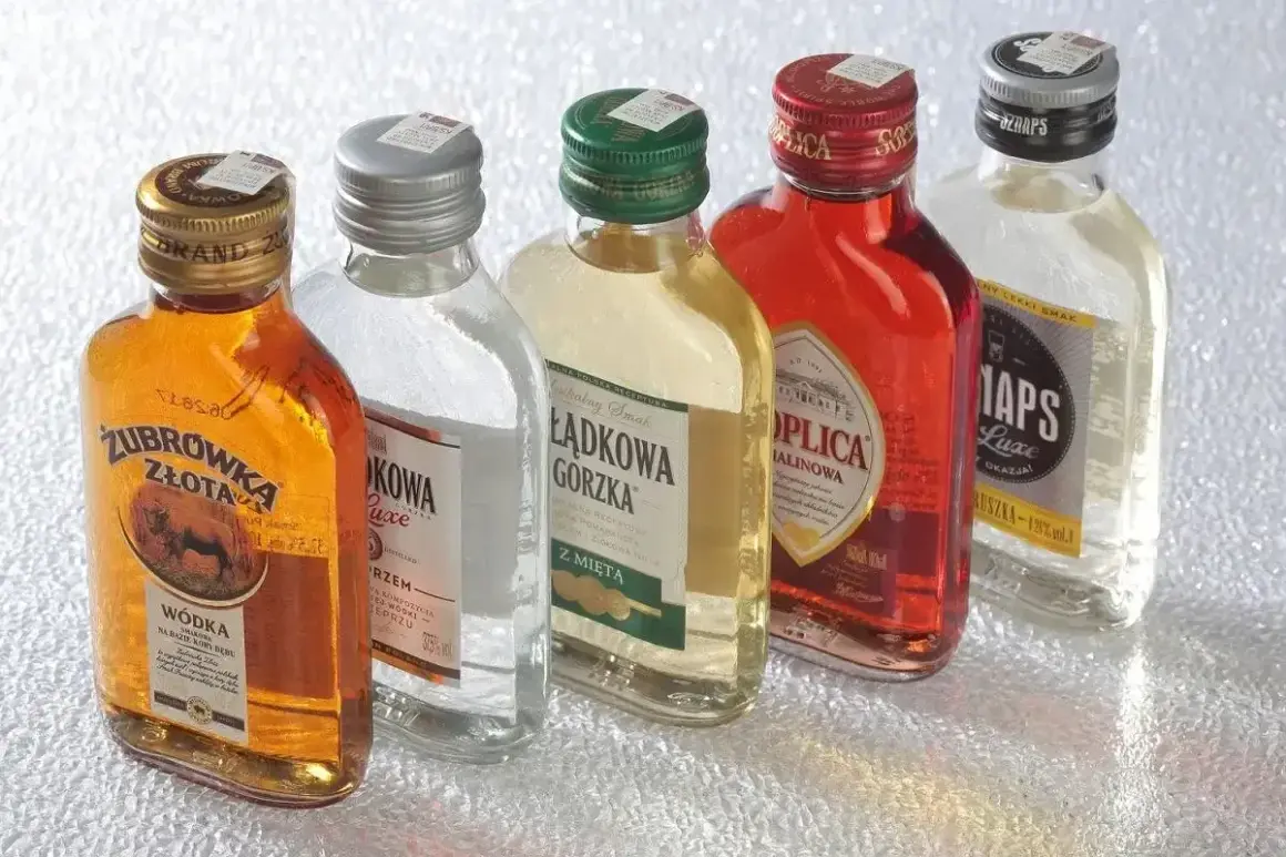 Pięć małych butelek wódki: Żubrówka Złota, Krupnik, Łagodowa Gorzka z miętą, Soplica Malinowa iaps Luxe. Zastanawiasz się, ile kosztuje setka?