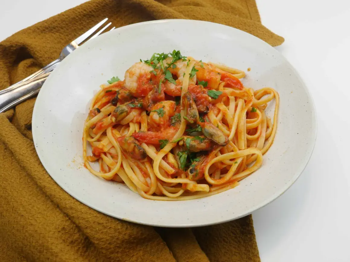 En tallrik linguine med räkor och musslor i tomatsås, en härlig frutti di mare.