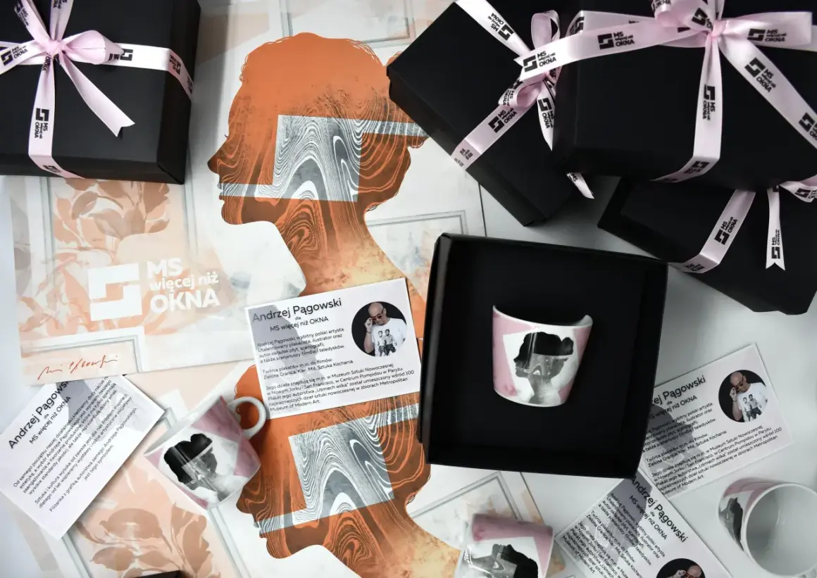 Kolekcja produktów z grafiką Andrzeja Pągowskiego, w tym kubek i pudełka, ozdobione są charakterystycznymi sylwetkami.