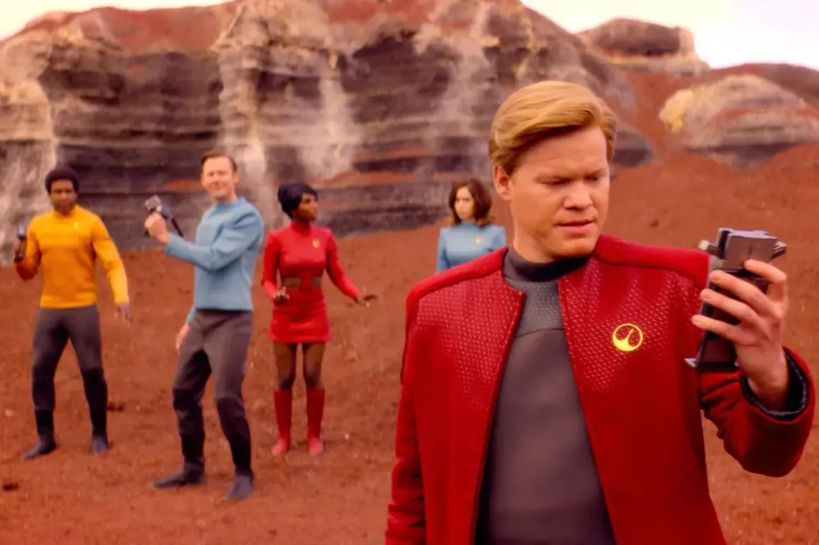 En grupp i rymddräkter på en röd planet, en scen som påminner om de bästa Black Mirror-avsnitten.