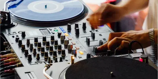 Na czym gra DJ? Odkryj najlepsze urządzenia i ich zastosowanie