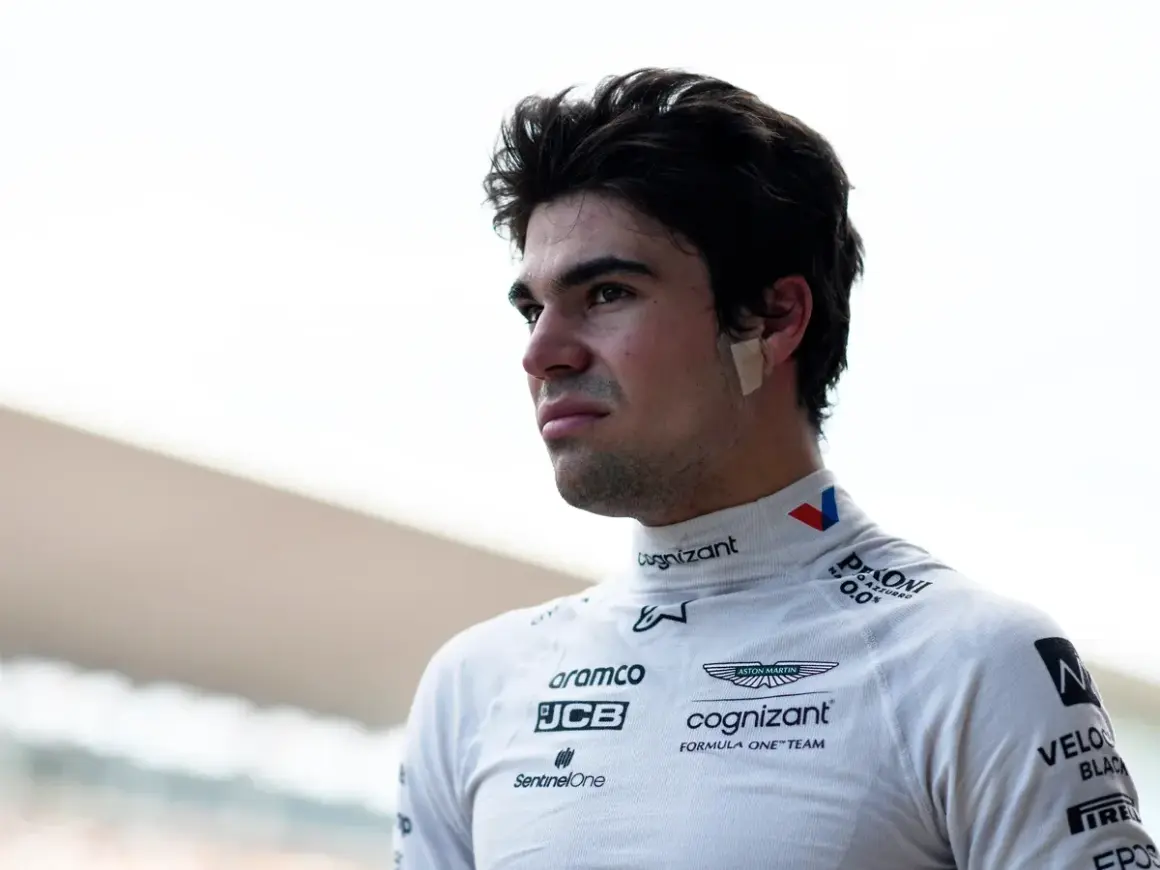 Lance Stroll, piloto de Aston Martin, con una tirita en la oreja, mira al horizonte con determinación.