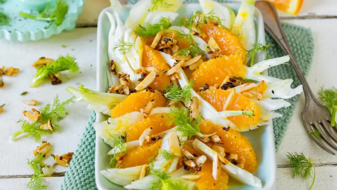 Erfrischender orangen fenchel salat mit gerösteten Mandeln und Dill. Ein leichter Genuss für warme Tage.