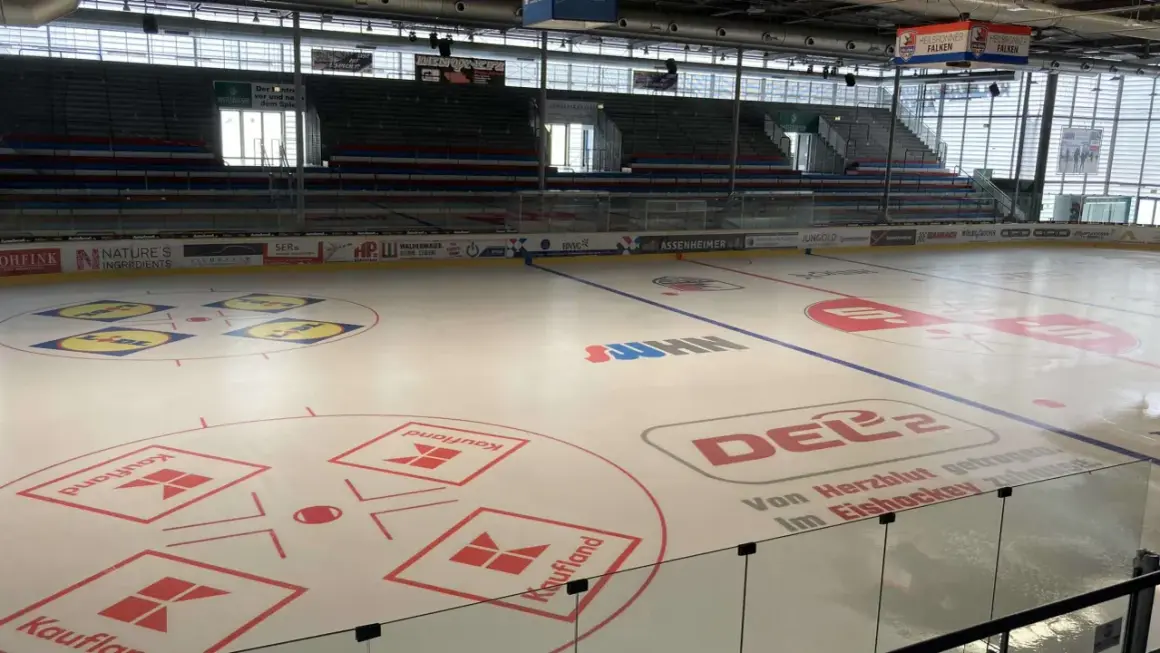 Eishockeyfeld in der Kolbenschmidt Arena Heilbronn mit Werbung von Lidl, Kaufland und DEL2.