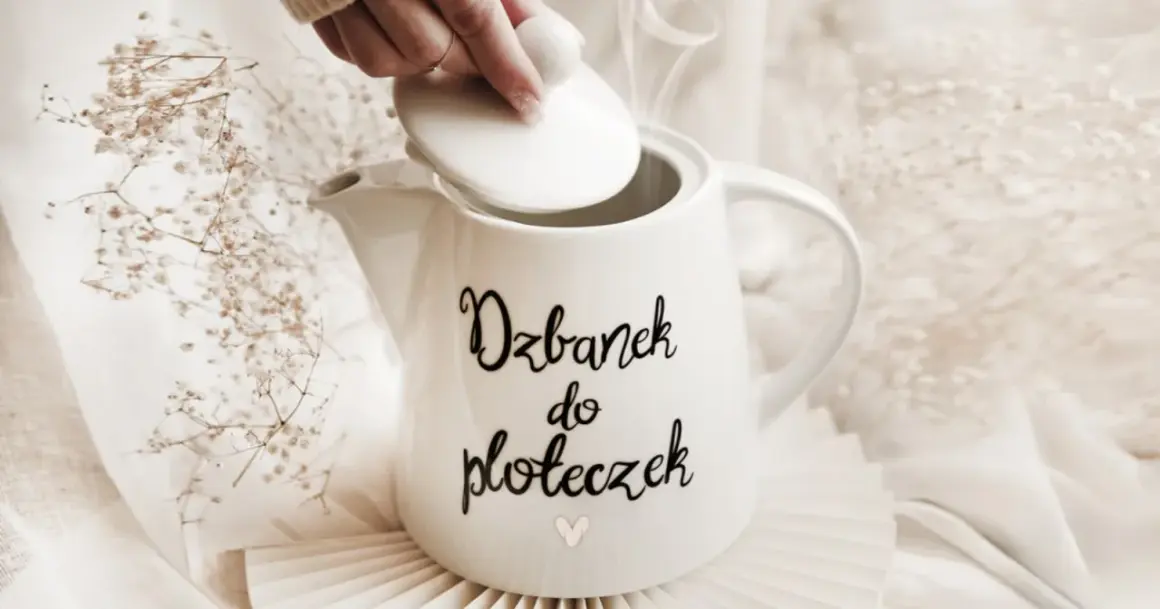 Biały dzbanek z napisem "Dzbanek do ploteczek" - idealny pomysł, co kupić koleżance na prezent.