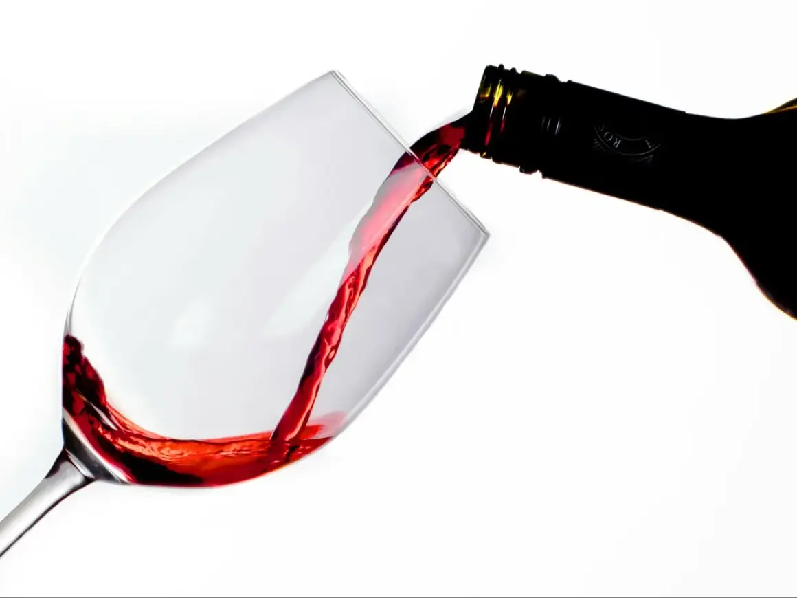 Czerwone wino nalewane do kieliszka. Czy wino czerwone jest zdrowe? To pytanie nurtuje wielu miłośników tego trunku.