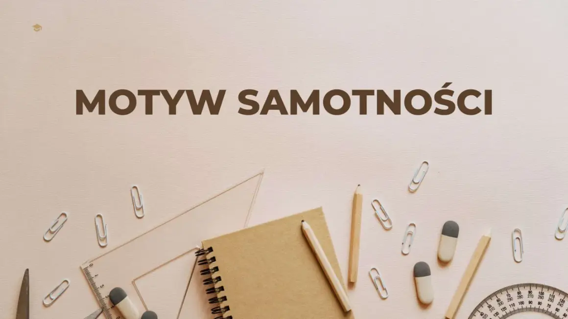 Notatnik, ołówki, linijka i spinacze na jasnym tle z napisem "Motyw samotności".