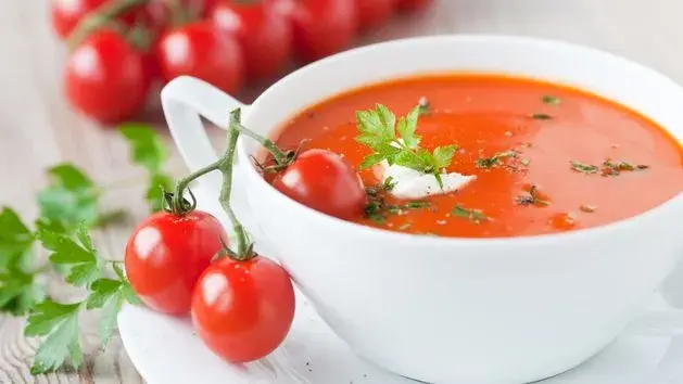 Ile kalorii ma zupa pomidorowa? Zaskakujące fakty i fit triki!