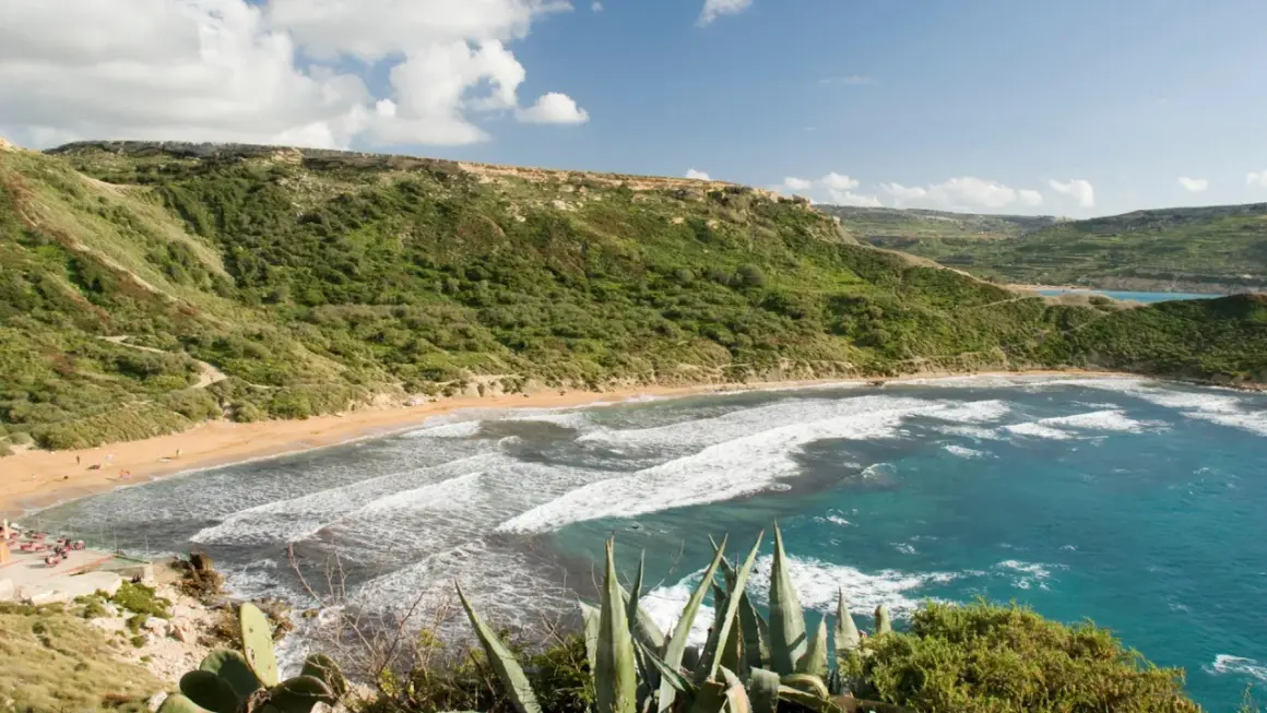 Malta, najcieplejsze miejsce w Europie. Złota plaża, turkusowe morze i zielone wzgórza tworzą idylliczny krajobraz.