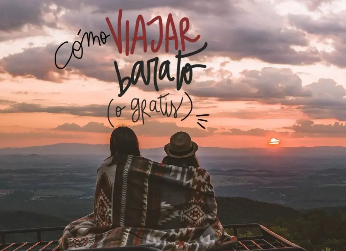 Dos personas comparten una manta viendo un atardecer. El texto dice "Cómo viajar barato (o gratis)".