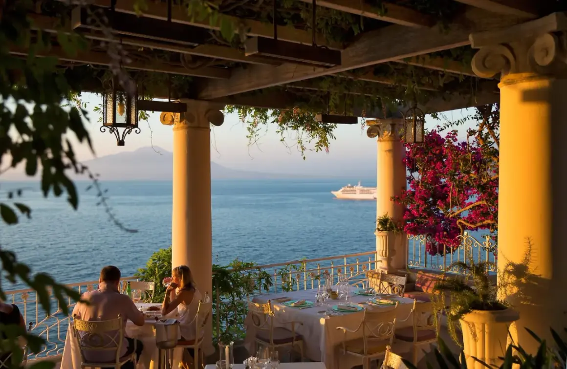 Coppia cena romantica in uno dei migliori ristoranti di Sorrento, con vista sul mare e Vesuvio.