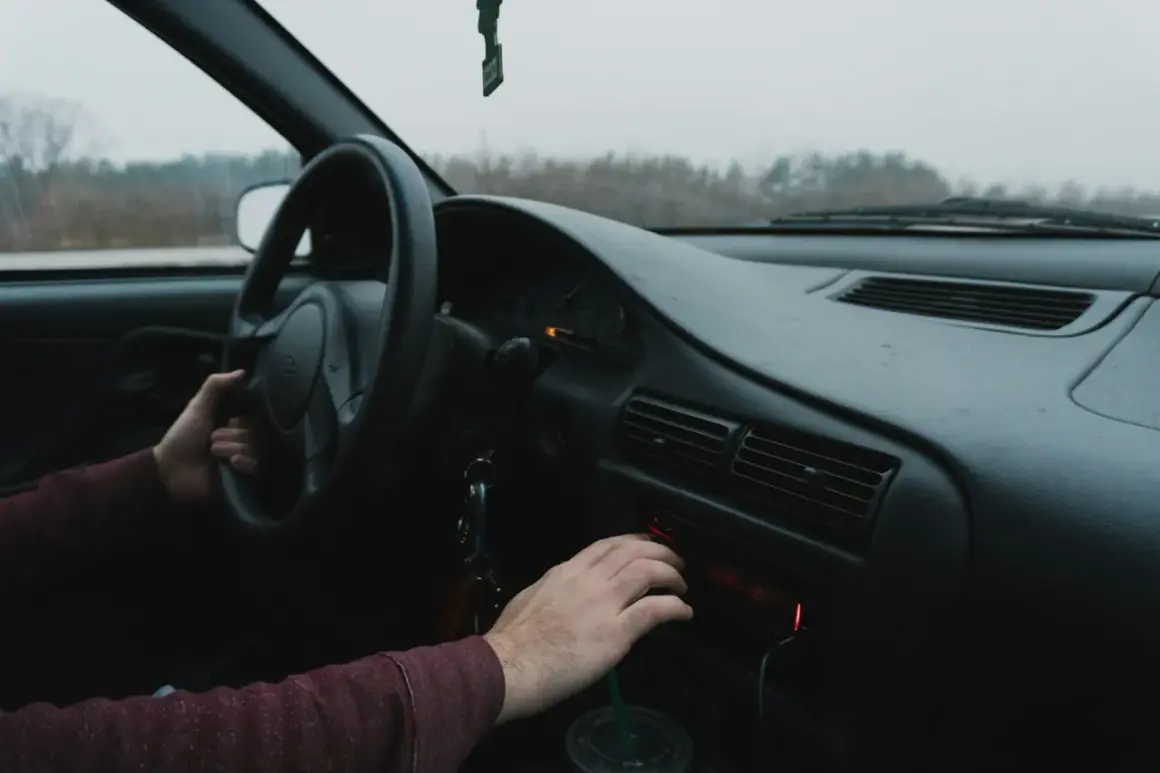 Conduisant sous un ciel gris, ajustant la radio. Une nouvelle étape vers la **reforme permis** pour plus de liberté.
