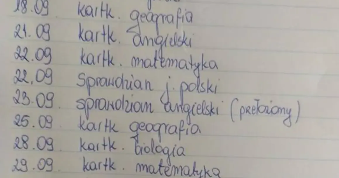Zapisane odręcznie daty i przedmioty na kartce w kratkę: kartkówki i sprawdziany.
