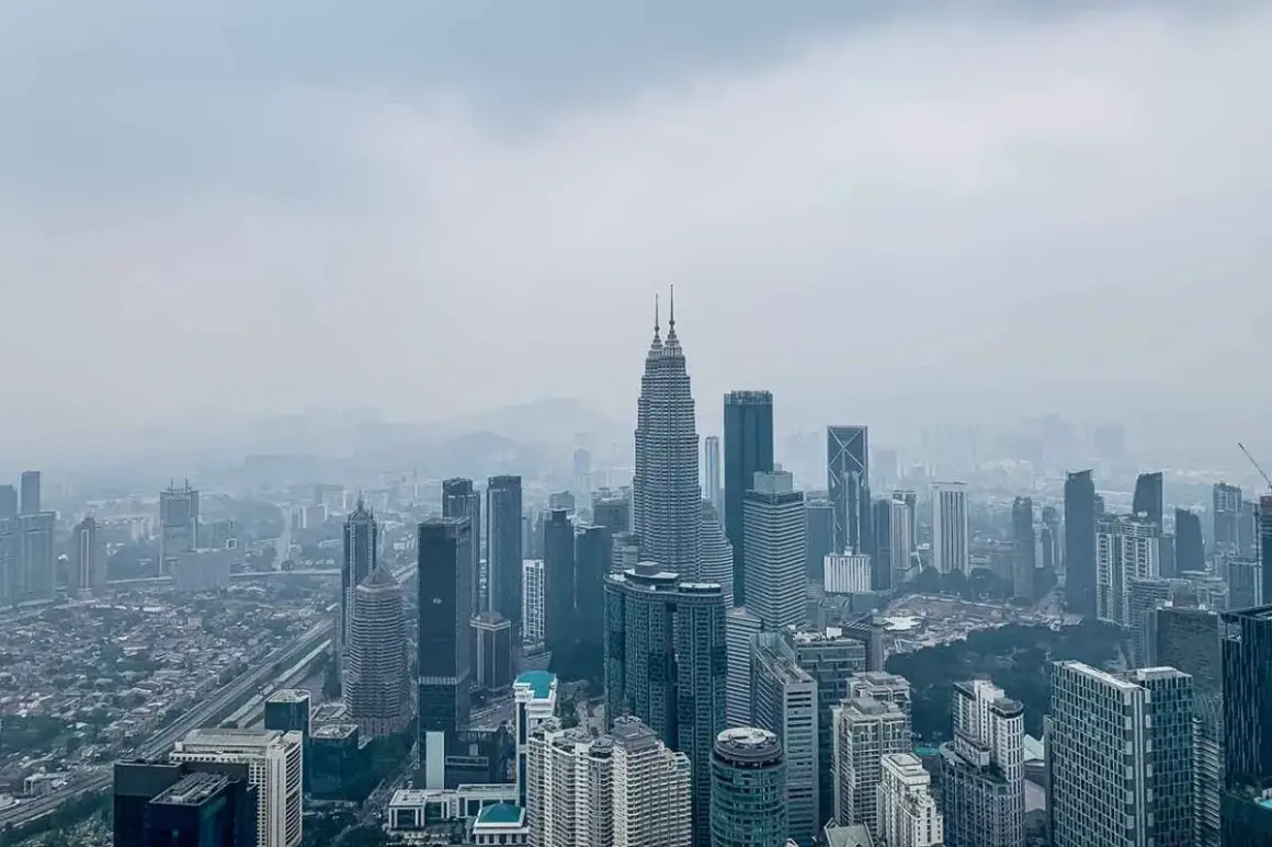 Widok na nowoczesną architekturę stolicy Malezji, Kuala Lumpur, z dominującymi wieżami Petronas.