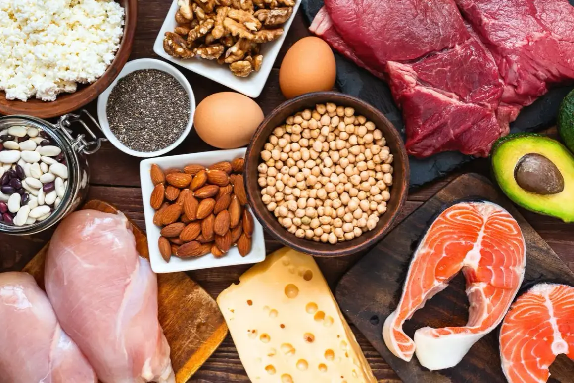 Assortiment d'aliments riches en protéines : bœuf, poulet, saumon, œufs, fromage, amandes, pois chiches, haricots, noix et graines de chia. Un concentré d'aliment fer pour la vitalité.