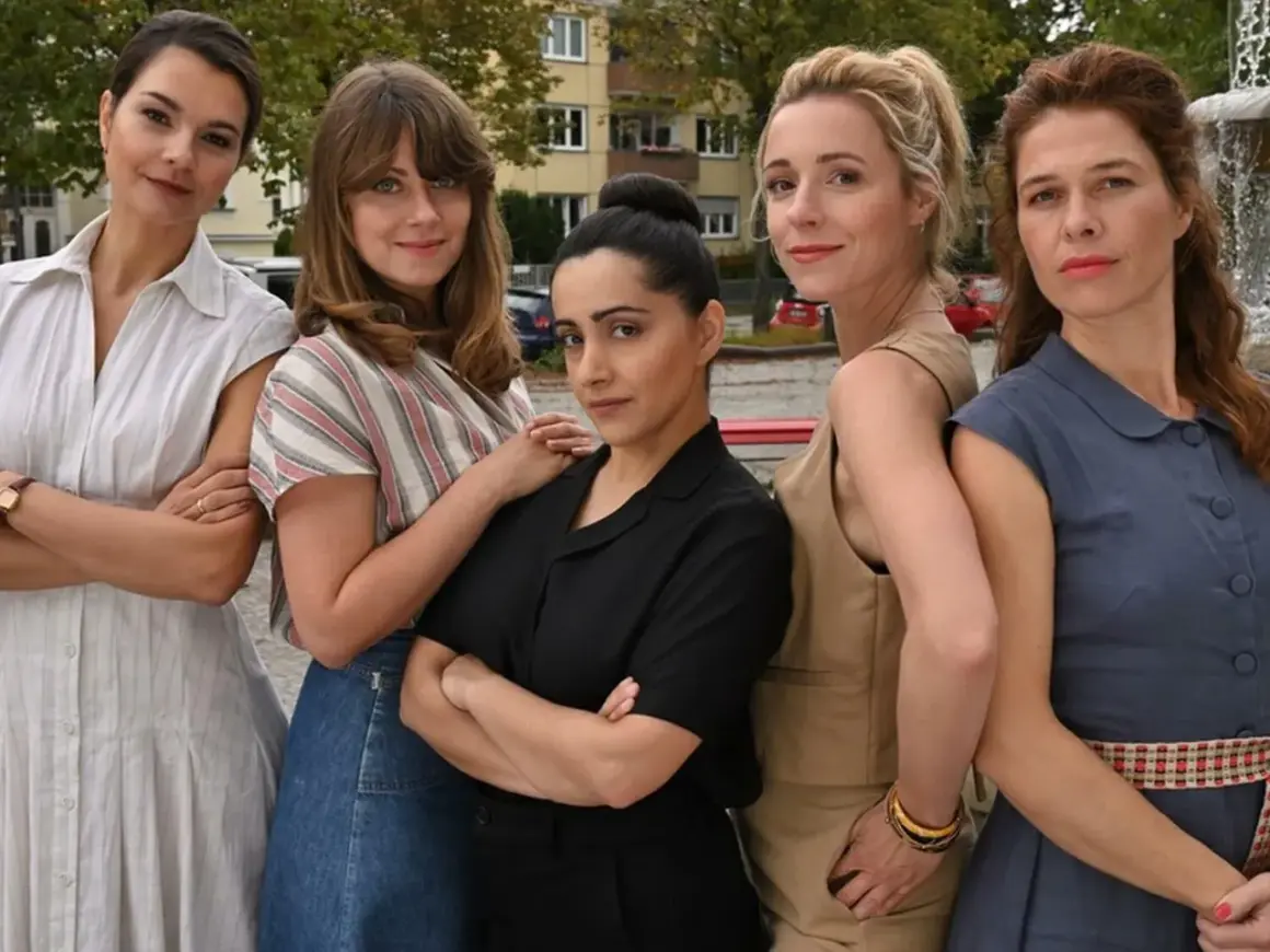 Fünf Frauen stehen nebeneinander. Eine davon ist die Hauptdarstellerin einer neuen Mediathek Serie.