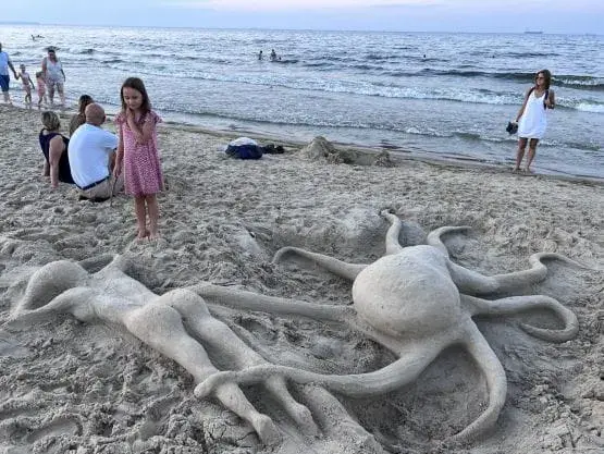 Niezwykłe rzeźby z piasku na plaży: odkryj magiczne miejsca i wydarzenia