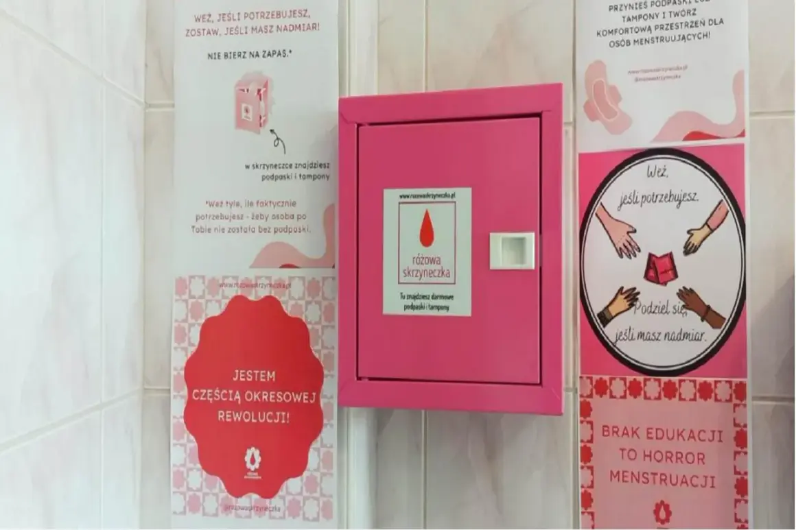Różowa skrzynka z darmowymi środkami higienicznymi. Napisy zachęcają do dzielenia się, gdy masz nadmiar. To część "okresowej rewolucji", która walczy z brakiem edukacji.