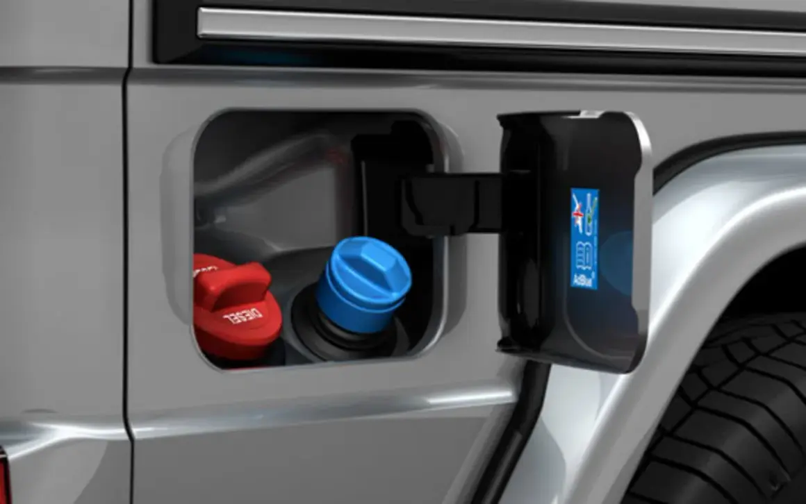 En silverfärgad bil med öppen lucka som visar diesel- och AdBlue-påfyllning.
