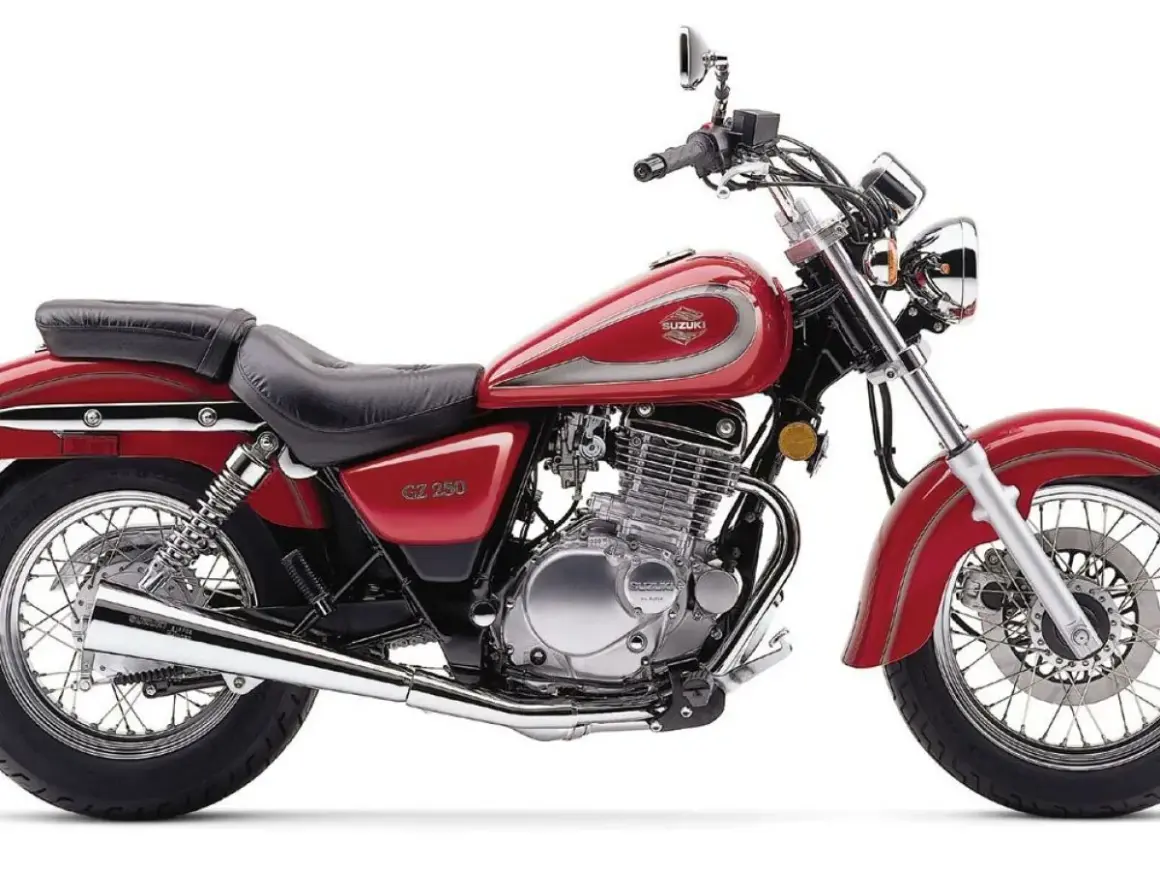 Motocicleta Suzuki GZ 250 Marauder roja, con asiento negro y detalles plateados. Lista para la aventura.
