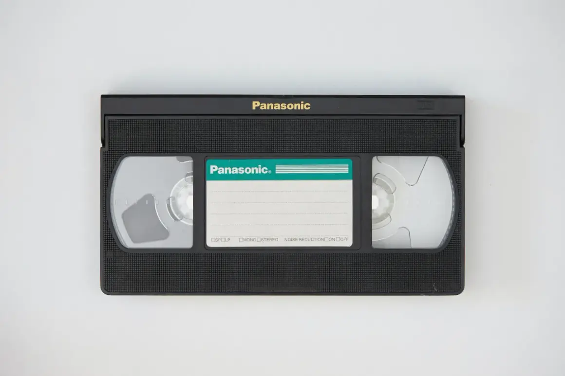 Taśma VHS Panasonic. Chcesz wiedzieć, jak zgrać VHS na komputer? Ten nośnik to klucz do archiwizacji wspomnień.