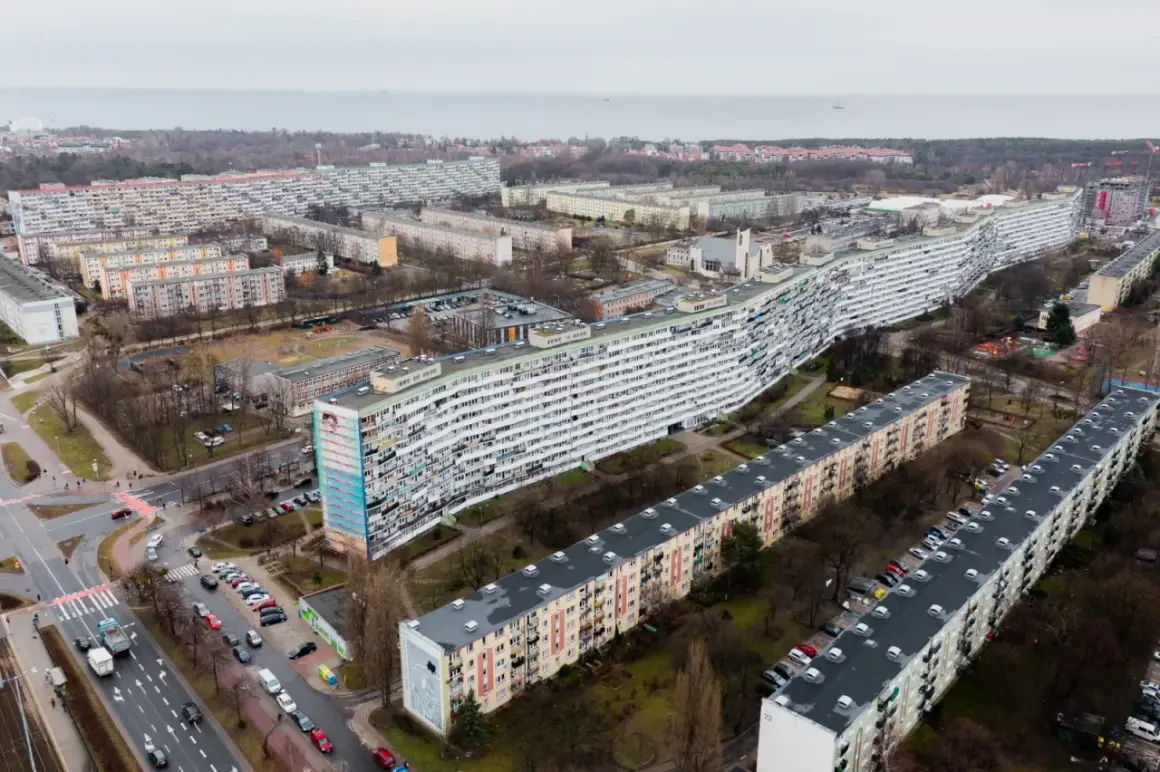 Długi, falisty blok mieszkalny i inne budynki w osiedlu. Kiedy najem prywatny staje się działalnością gospodarczą, takie widoki mogą przypominać o skali inwestycji.