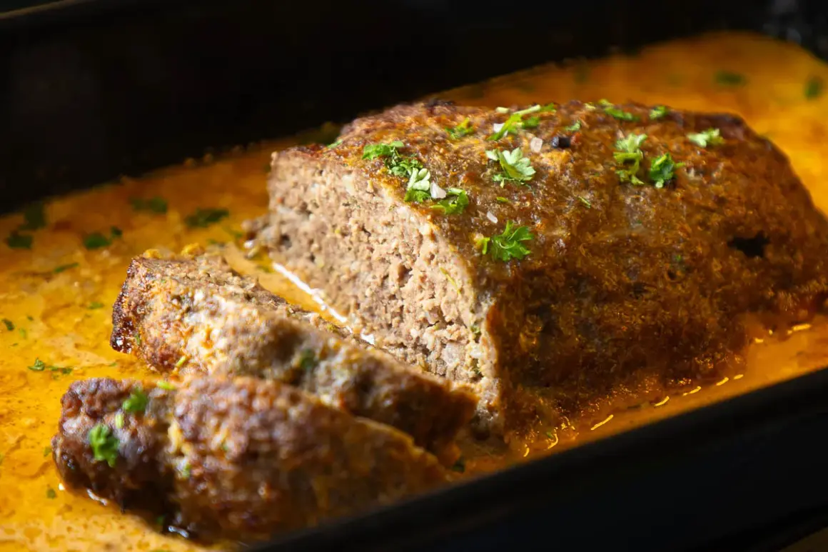 Saftiger Hackbraten mit cremiger Soße, garniert mit Petersilie. Ein köstliches Hackbraten Rezept für die ganze Familie.