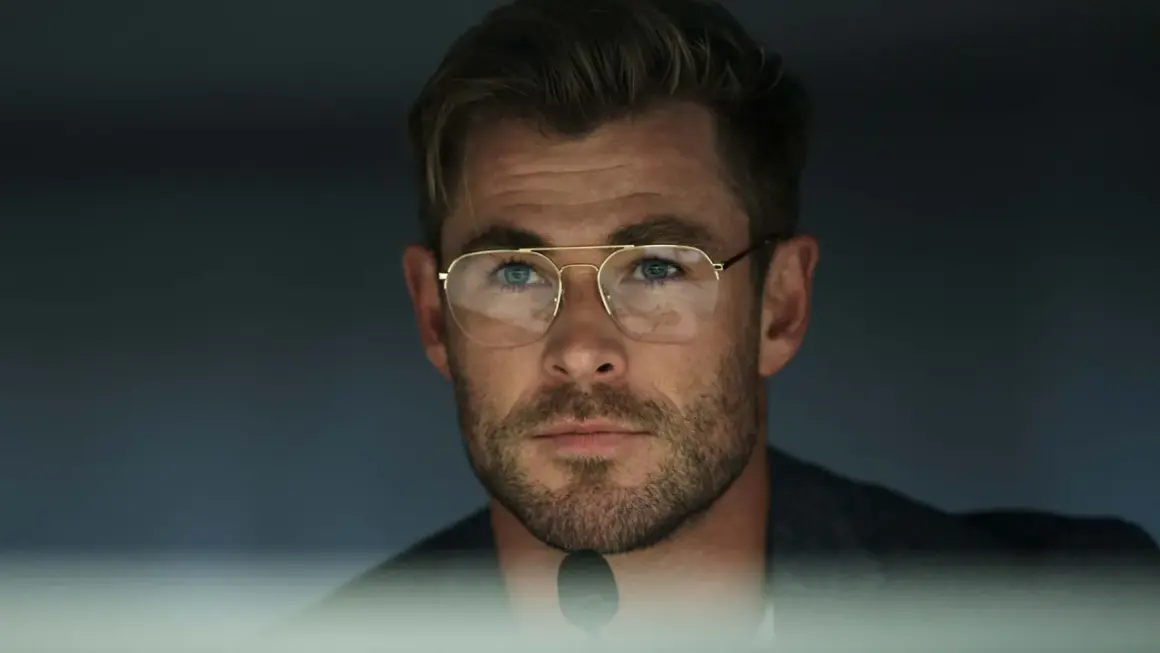 Chris Hemsworth w okularach, jakby przygotowywał się do roli w filmie o pajęczej głowie obsada.