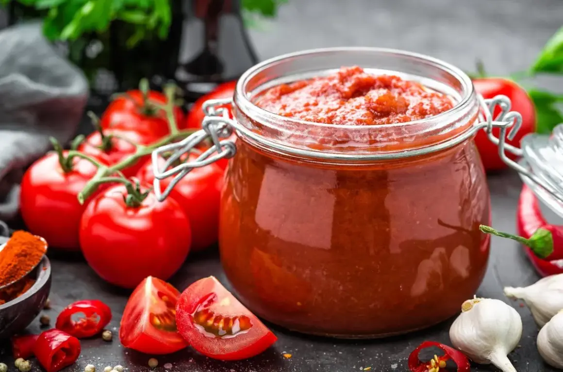 Słoik domowego przecieru pomidorowego, idealny do sosów. Prosty przepis na przecier pomidorowy blenderem z pomidorów, czosnku i papryczki chili.