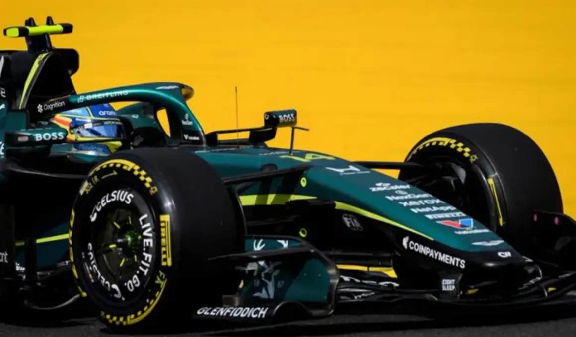 Coche de Fernando Alonso en Aston Martin, con detalles en verde y amarillo. Noticias de Fernando Alonso en la Fórmula 1.