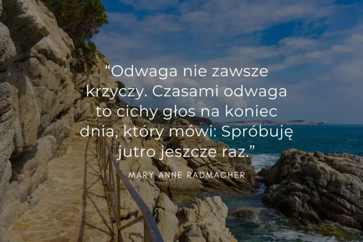 Piękny widok na morze i skały. Cytat o odwadze na koniec lata: "Odwaga nie zawsze krzyczy. Czasami odwaga to cichy głos na koniec dnia, który mówi: Spróbuję jutro jeszcze raz.