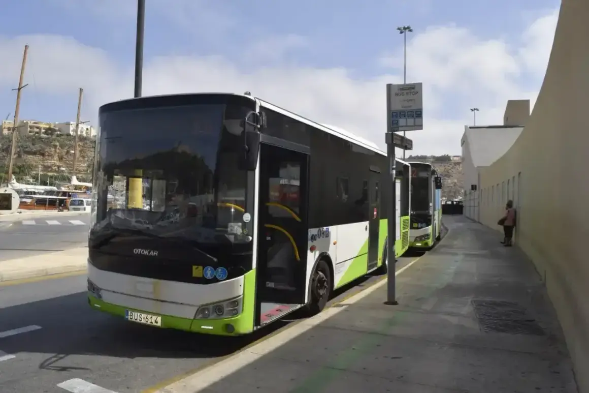 Autobusy na Malcie czekają na pasażerów. To część sprawnie działającej maltańskiej komunikacji miejskiej, która ułatwia zwiedzanie wyspy.