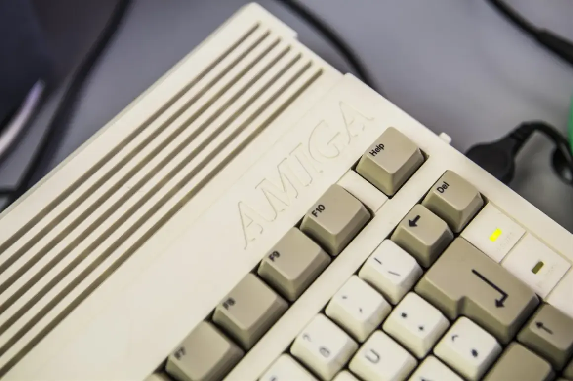 Klawiatura komputera Amiga, gotowa do uruchomienia kultowych gier na Amigę.