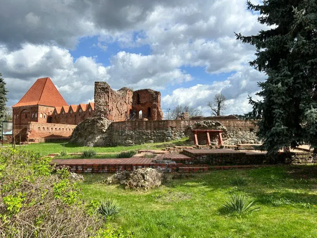 Zamek w Toruniu: Fascynująca historia i tajemnice krzyżackiej budowli