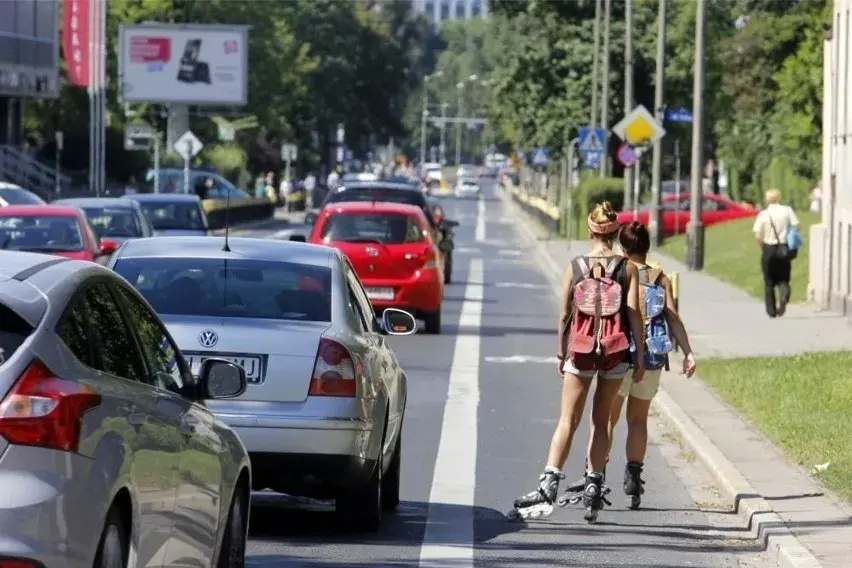 Czy można jeździć na rolkach po drodze? Sprawdź, co musisz wiedzieć