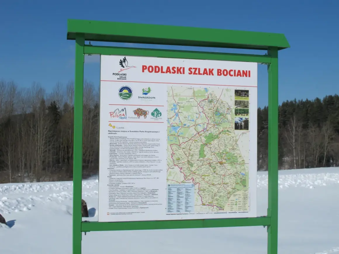 Mapa turystyczna z zaznaczonym szlakiem bocianim, prezentująca atrakcje Suwalszczyzny i Podlasia.
