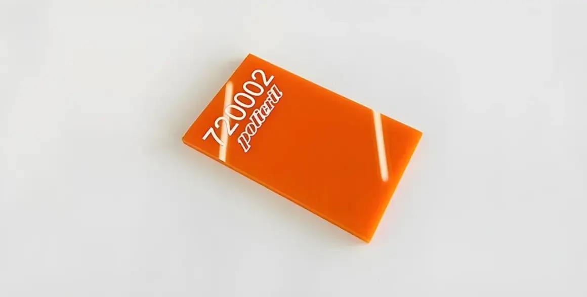 Un échantillon de plexi orange vif, portant le numéro 720002 et le mot "policril" en blanc.