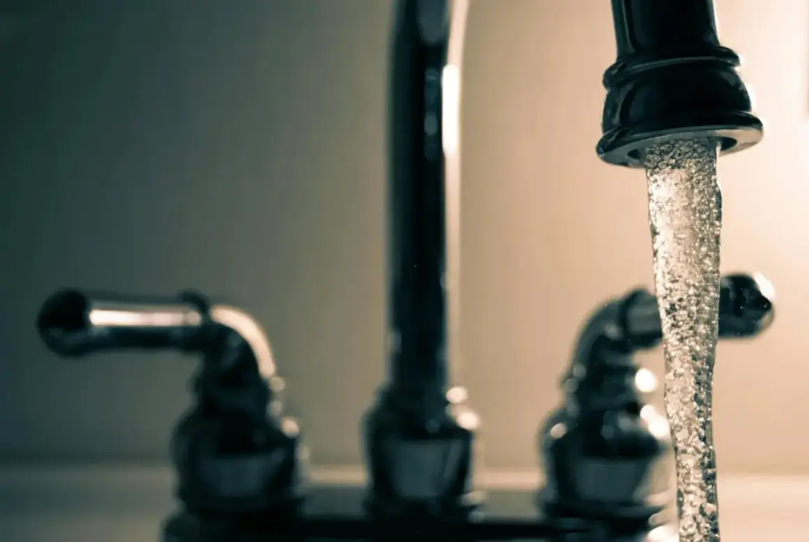 Eau du robinet qui coule, rappelant le danger du chlore. L'eau, source de vie, peut aussi cacher des risques.