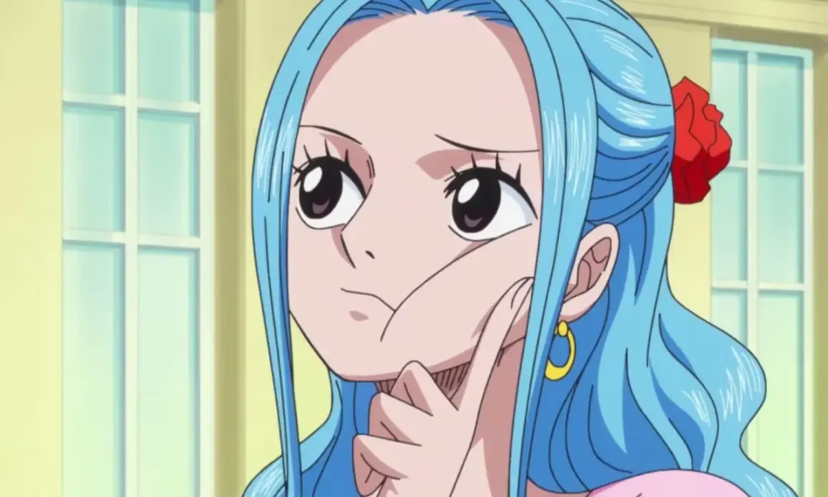 Miss Wednesday aus One Piece, mit blauen Haaren und einem roten Rosen-Accessoire, denkt nach.