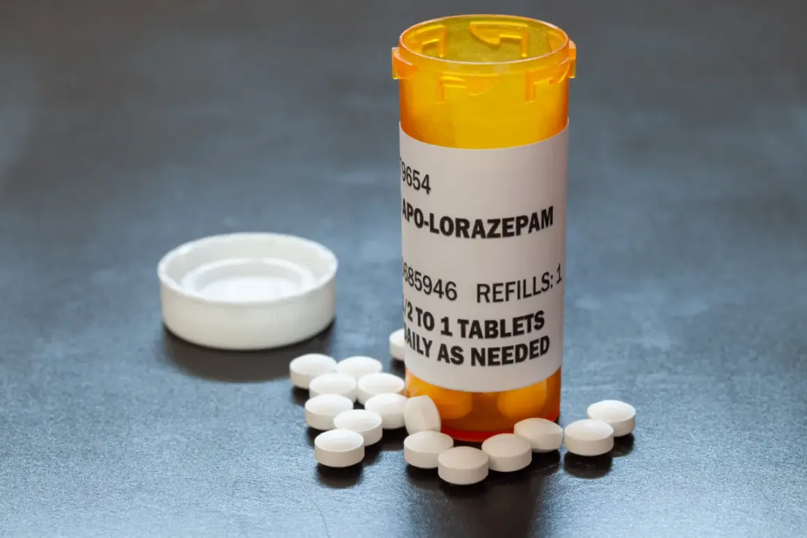 Butelka z lekami APO-LORAZepam, obok rozsypane tabletki. Dawkowanie: 1/2 do 1 tabletki dziennie w razie potrzeby.