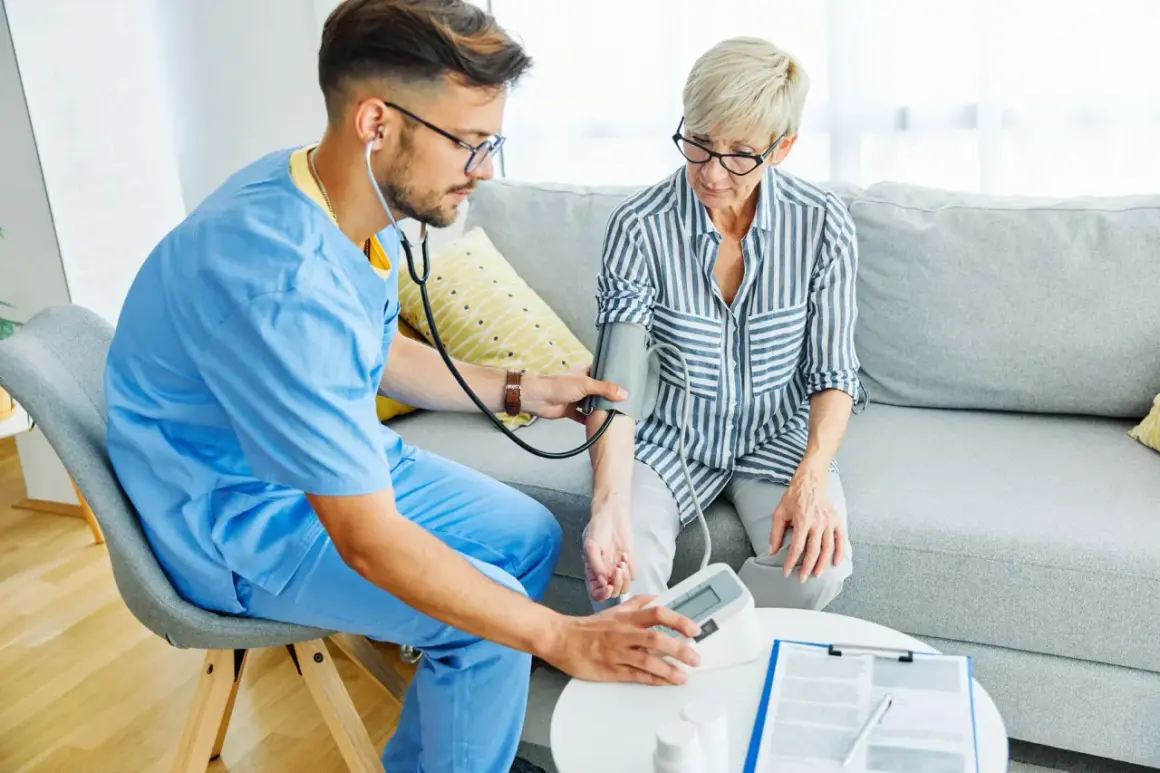 Un infirmier mesure la tension d'une patiente. Un remède de grand-mère pour tension basse pourrait être utile.
