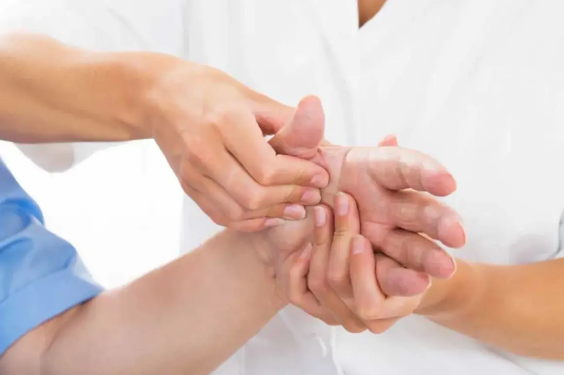 Mani che si massaggiano per alleviare il dolore al palmo della mano sotto il pollice.