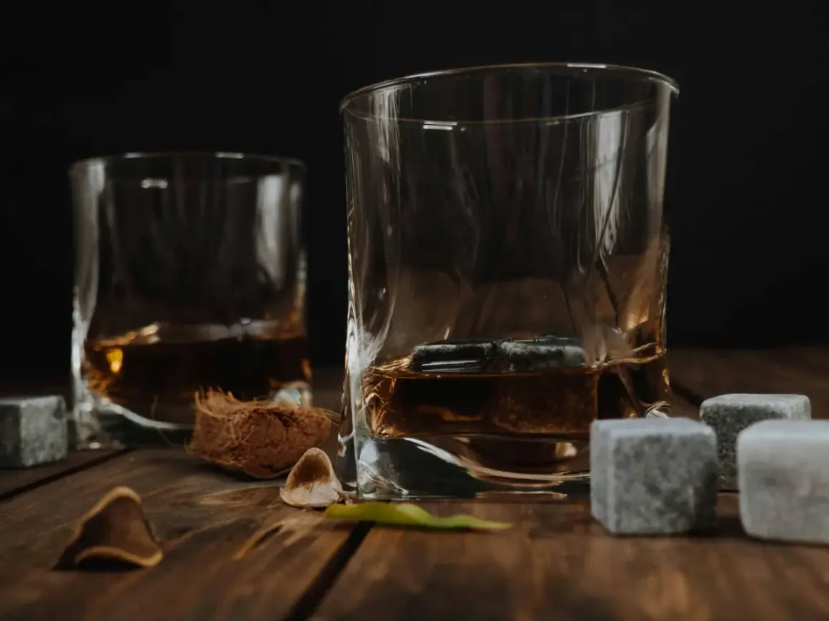 Kamienie do whisky czy warto? Poznaj ich zalety i wady